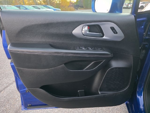 Used 2020 Chrysler Pacifica Touring-L Plus FWD image 28