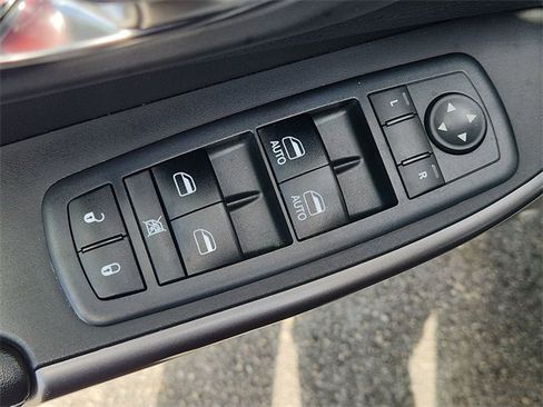 Used 2019 Jeep Cherokee Limited w/ Luxury Group image 23