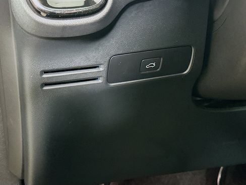 Used 2023 Volvo XC40 Recharge Ultimate image 17