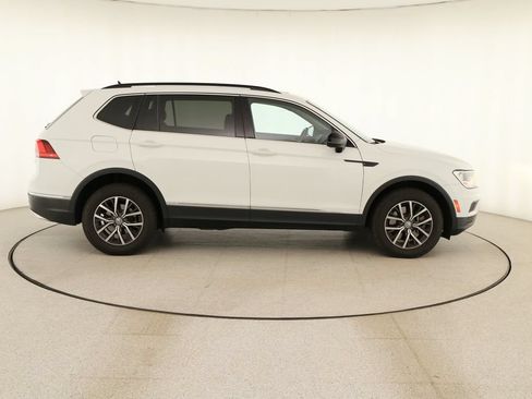 Used 2018 Volkswagen Tiguan SE w/ Panoramic Sunroof Package AWD/4WD image 8
