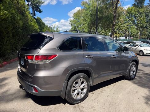 Used 2015 Toyota Highlander XLE AWD/4WD image 3