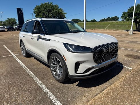 Used 2025 Lincoln Aviator Reserve w/ Luxury Package RWD image 3