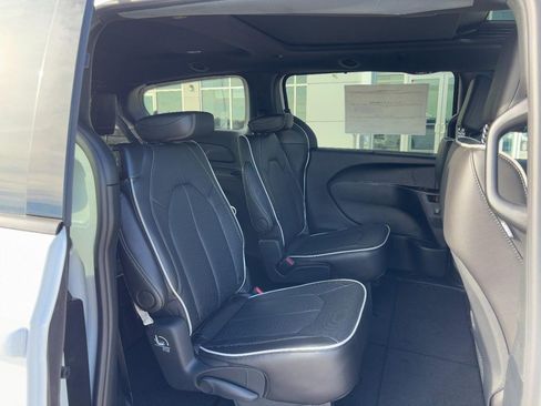 New 2026 Chrysler Pacifica Limited w/ S Appearance Package image 7