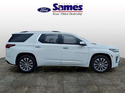 Used 2023 Chevrolet Traverse Premier FWD image 2