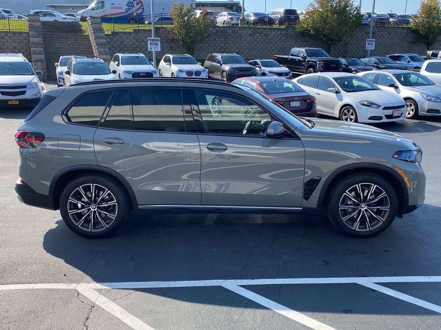Used 2025 BMW X5 xDrive40i w/ Parking Assistance Package AWD/4WD image 2
