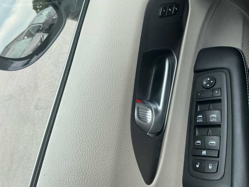 Used 2024 Chrysler Pacifica Touring-L FWD image 17