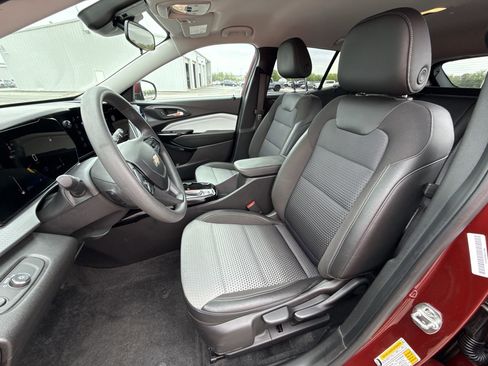 Used 2025 Chevrolet Trax LT FWD image 13