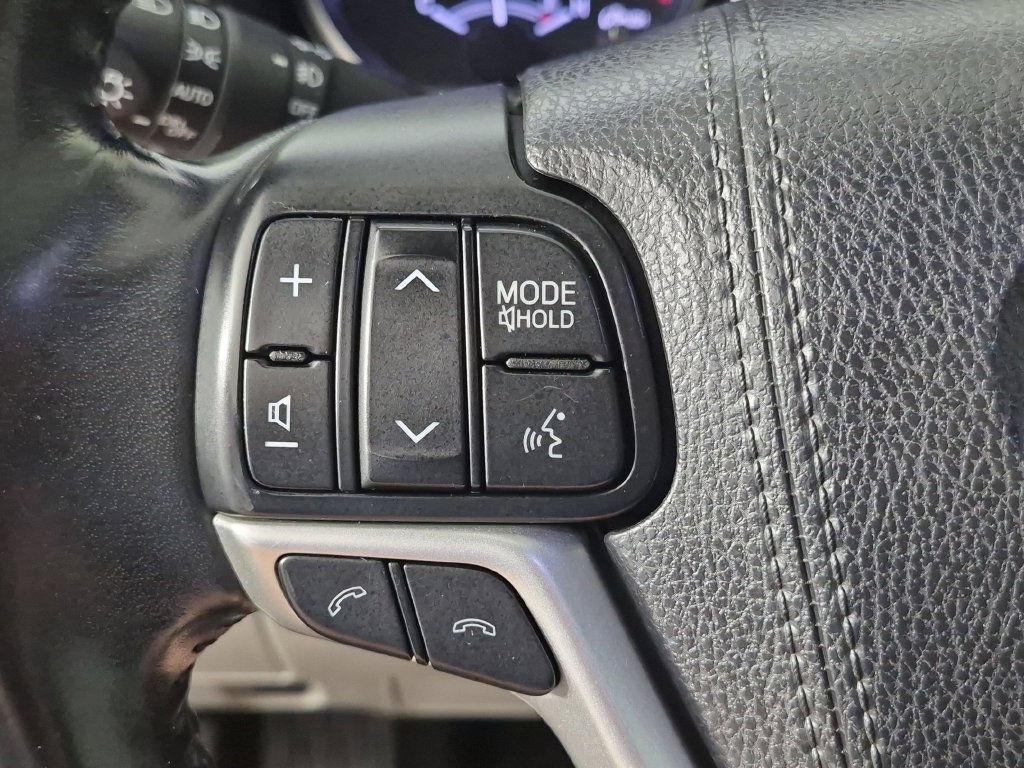 Used 2018 Toyota Highlander Plus AWD/4WD image 19