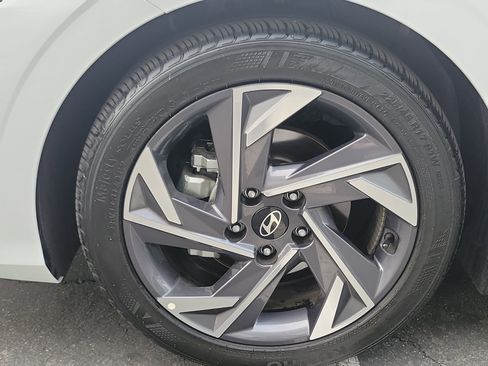 Certified 2025 Hyundai Elantra Sport image 23