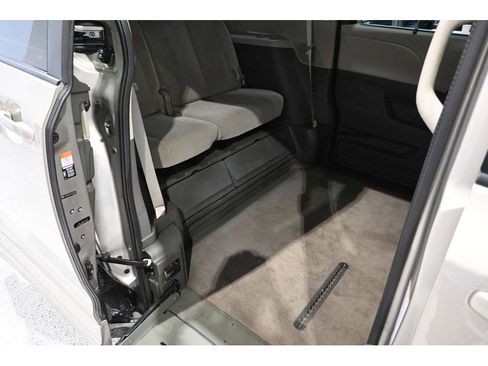 Used 2015 Toyota Sienna LE FWD image 20