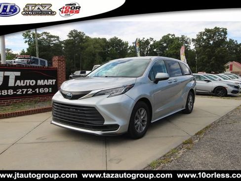 Used 2021 Toyota Sienna LE FWD image 3