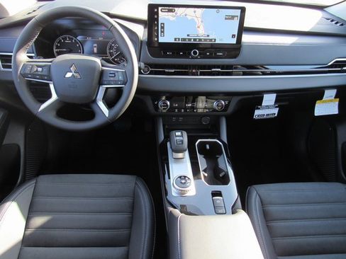 New 2025 Mitsubishi Outlander SE image 10