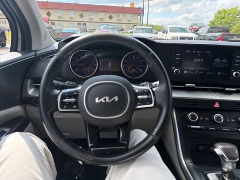 Used 2023 Kia Carnival LX FWD image 14
