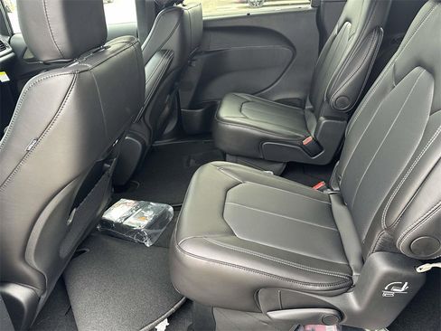 New 2026 Chrysler Pacifica Select image 10