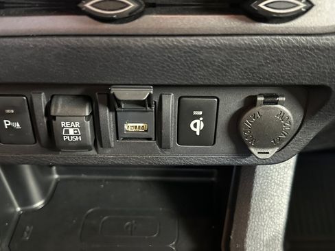 Used 2023 Toyota Tacoma TRD Off-Road w/ Technology Package AWD/4WD image 21