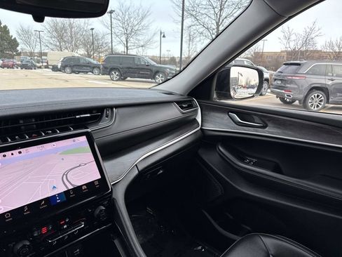 Used 2023 Jeep Grand Cherokee Limited image 27