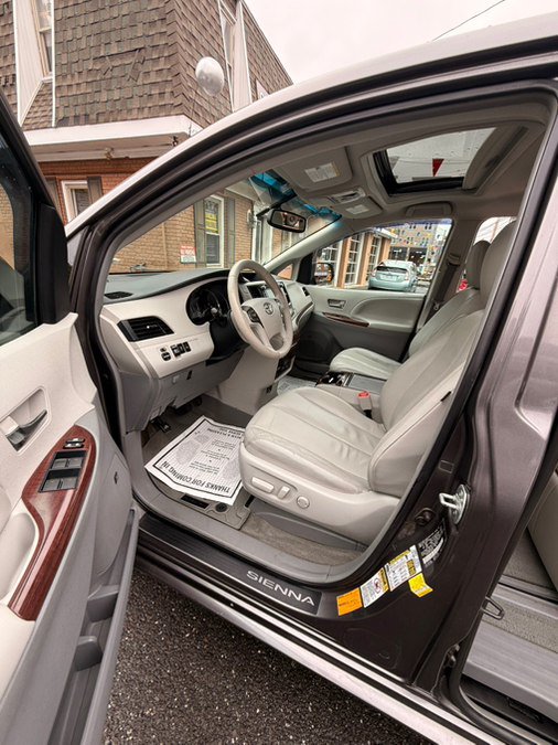 Used 2013 Toyota Sienna XLE w/ Premium Pkg AWD/4WD image 16