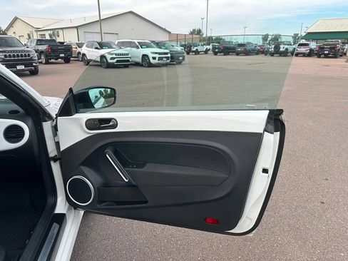 Used 2012 Volkswagen Beetle Launch Edition FWD image 27