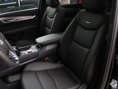 New 2025 Cadillac XT6 Luxury image 29