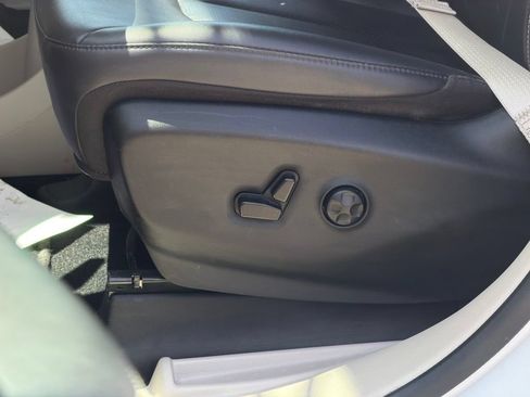 Used 2024 Chrysler Pacifica Touring-L FWD image 16