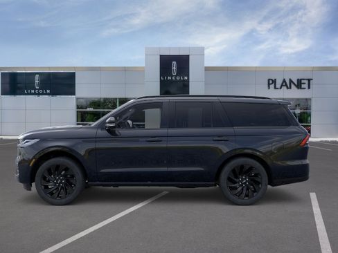 New 2026 Lincoln Navigator Reserve w/ Jet Appearance Package AWD/4WD image 3