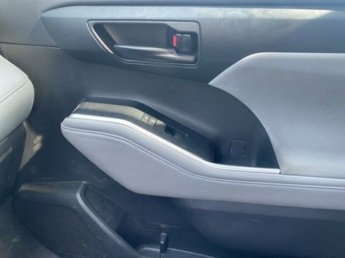 Used 2022 Toyota Highlander L image 26