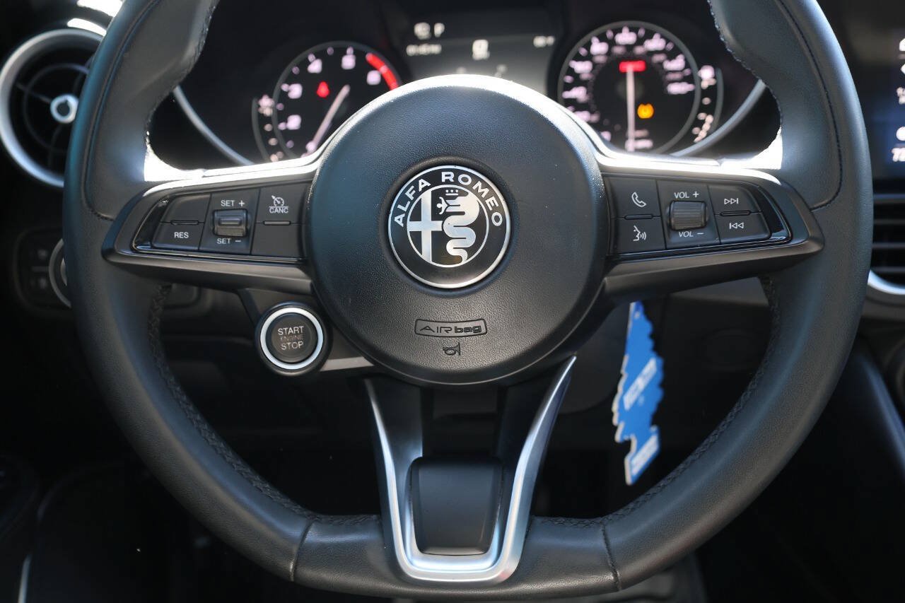 Used 2020 Alfa Romeo Giulia AWD w/ Cold Weather Package image 18