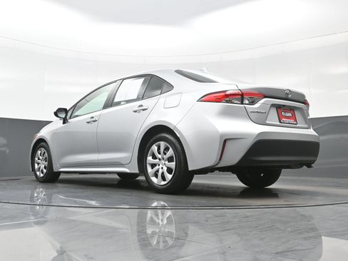 Used 2025 Toyota Corolla LE FWD image 28