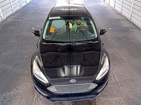 Used 2016 Ford Focus Titanium FWD image 2