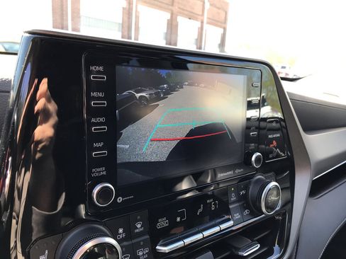 Used 2021 Toyota Highlander XLE image 22