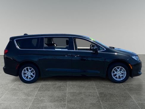 Used 2022 Chrysler Voyager LX FWD image 6