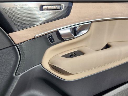 New 2026 Volvo XC90 B6 Ultra w/ Protection Package image 21