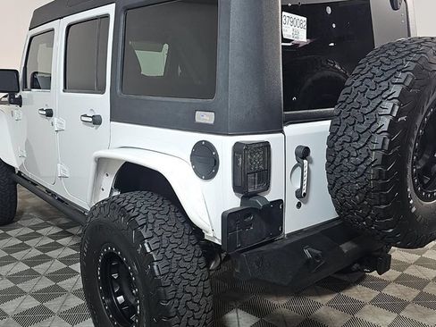 Used 2018 Jeep Wrangler Unlimited Rubicon w/ Connectivity Group AWD/4WD image 6