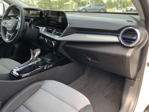 Used 2025 Chevrolet Trax LT w/ LT Convenience Package FWD image 49