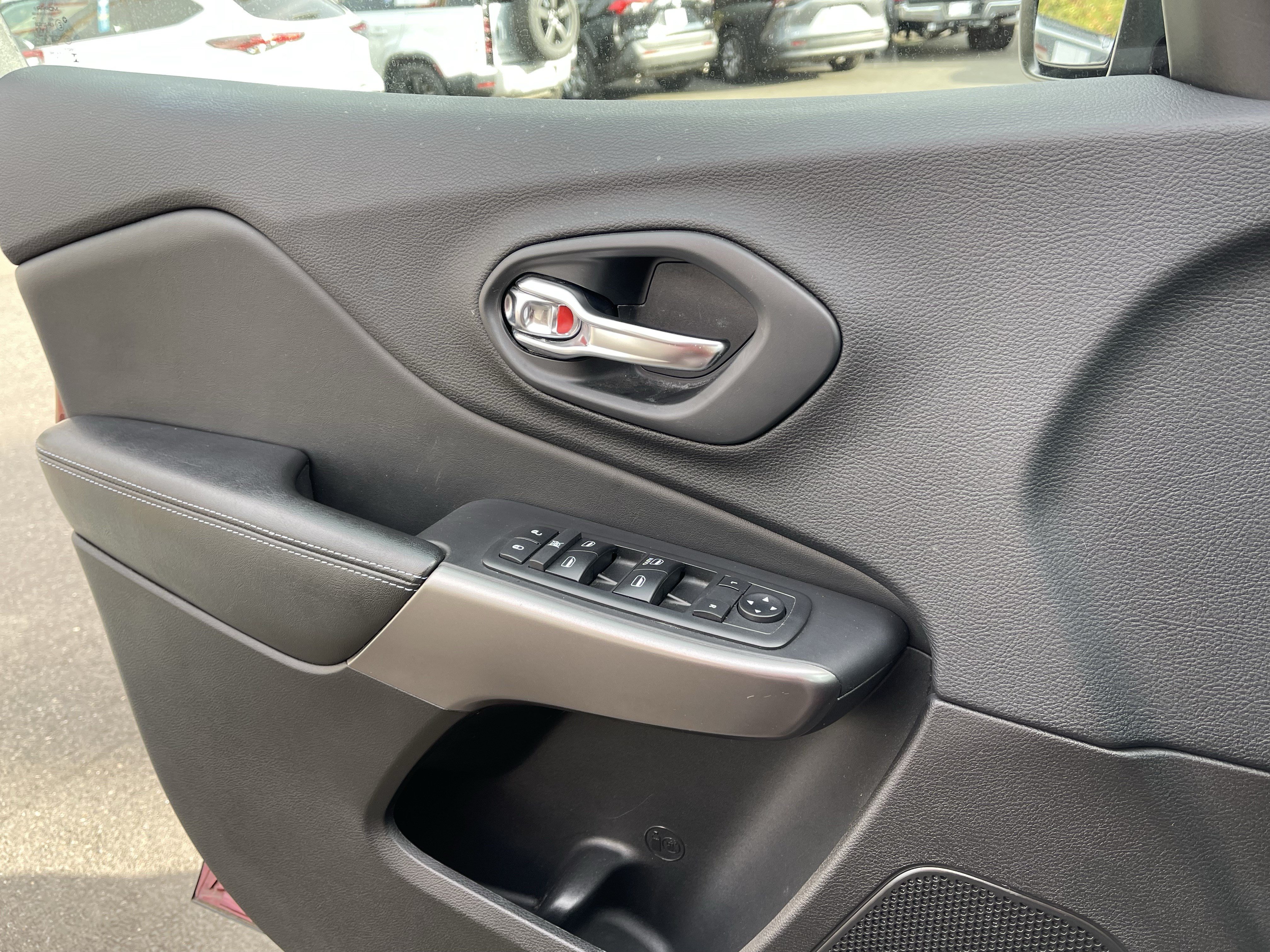 Used 2019 Jeep Cherokee Latitude w/ Popular Appearance Group FWD image 25