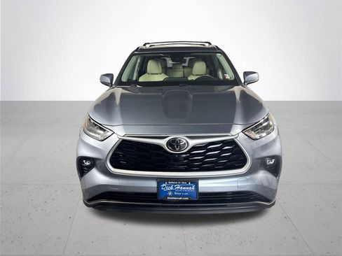 Used 2021 Toyota Highlander XLE image 3