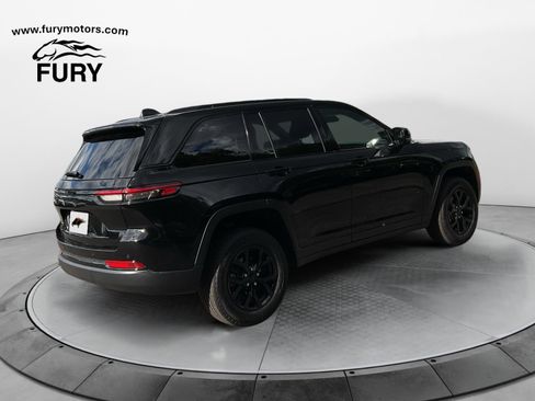Used 2025 Jeep Grand Cherokee Altitude AWD/4WD image 3