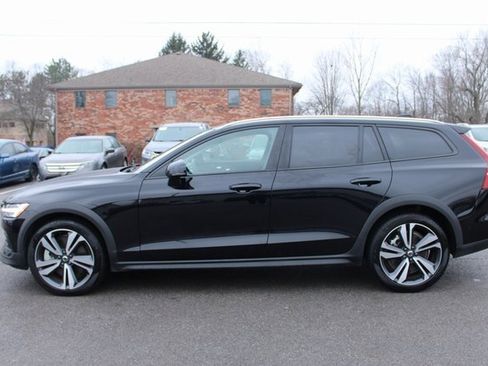 Used 2025 Volvo V60 B5 Cross Country Plus image 5