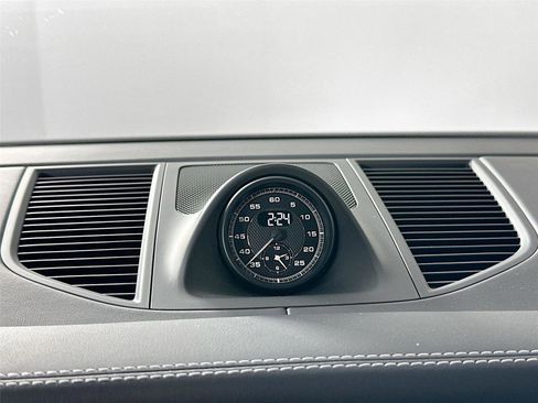 Certified 2024 Porsche Macan AWD/4WD image 30