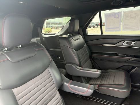 Used 2025 Ford Explorer ST-Line w/ Premium Package image 39