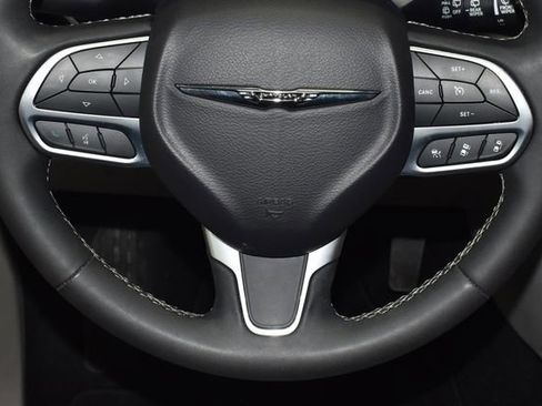 Certified 2024 Chrysler Pacifica Touring-L image 24