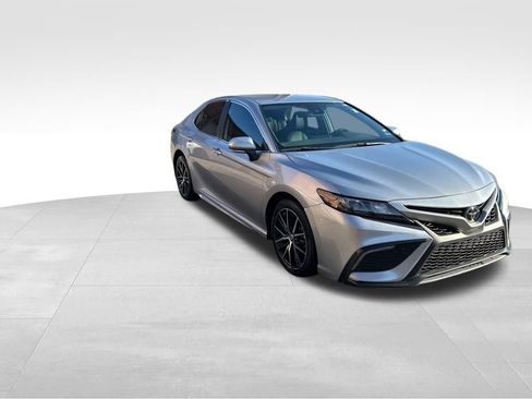 Used 2024 Toyota Camry SE image 5