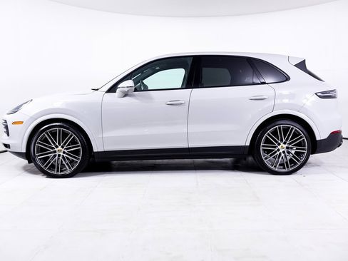 Certified 2023 Porsche Cayenne Platinum Edition image 2