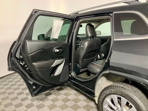 Used 2018 Jeep Cherokee Overland w/ Technology Group AWD/4WD image 27