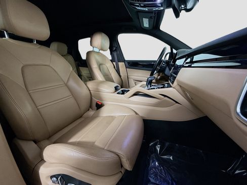 Used 2020 Porsche Cayenne image 27
