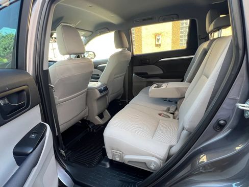Used 2019 Toyota Highlander LE AWD/4WD image 28