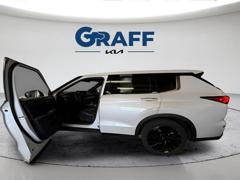 Used 2023 Mitsubishi Outlander SE Black Edition AWD/4WD image 4