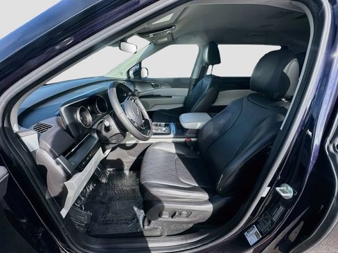 Used 2023 Kia Carnival LX FWD image 20