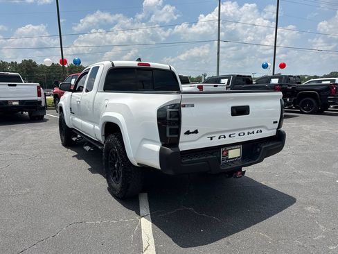Used 2021 Toyota Tacoma SR5 AWD/4WD image 8