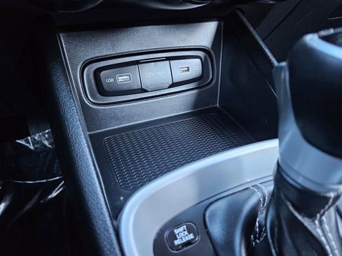 Used 2022 Hyundai Venue SEL image 21